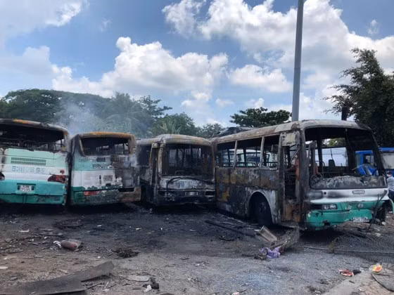  Nhiều phương tiện trong bãi giữ xe bị ngọn lửa thiêu rụi