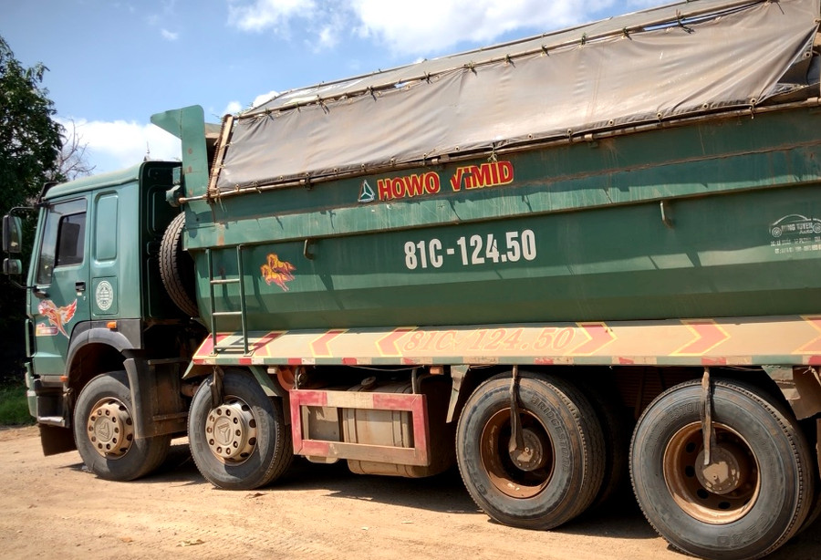 Xe ô tô tải BKS 81C-124.50 chở hàng vượt quá kích thước thành thùng và không có phù hiệu vận tải. Ảnh: Lê Hòa Xe ô tô tải BKS 81C-124.50 bị Thanh tra Sở Giao thông-Vận tải xử phạt vì chở hàng vượt quá kích thước thành thùng xe và không có phù hiệu vận tải. Ảnh: Lê Hòa