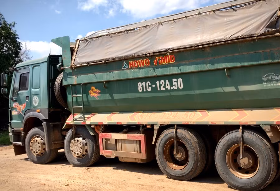 Xe ô tô tải BKS 81C-124.50 bị Thanh tra Sở Giao thông-Vận tải xử phạt vì chở hàng vượt quá kích thước thành thùng xe và không có phù hiệu vận tải. Ảnh: Lê Hòa