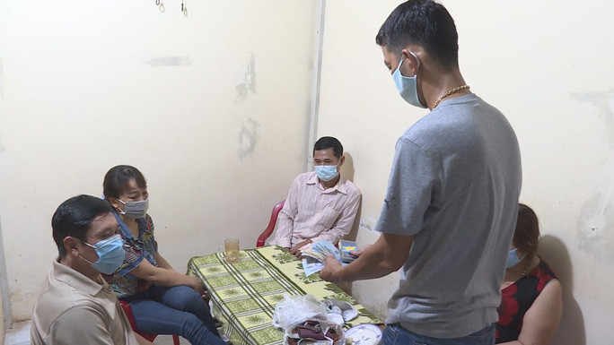 Cơ quan công an bắt quả tang 4 đối tượng đánh bạc Cơ quan công an bắt quả tang 4 đối tượng đánh bạc