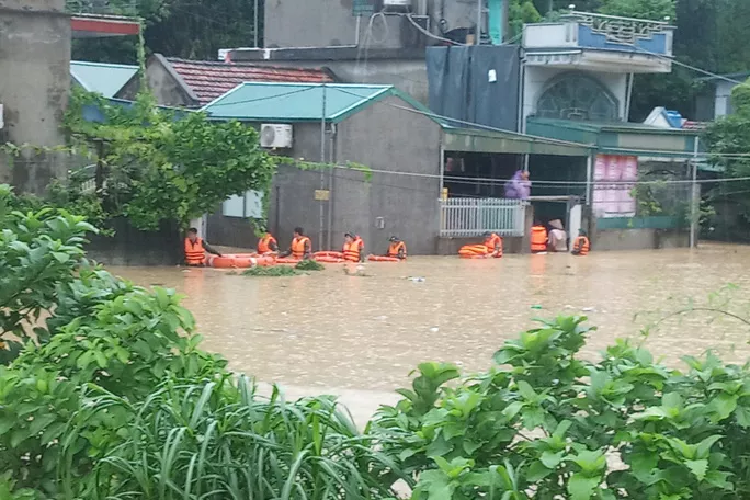Mưa lũ đang gây nhiều thiệt hại cho người dân ở các tỉnh phía Bắc Mưa lũ đang gây nhiều thiệt hại cho người dân ở các tỉnh phía Bắc