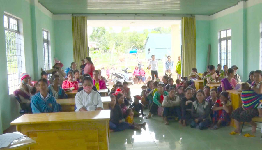 Đông đảo bà con nhân dân làng Đê Btứk tham gia. Ảnh: Hà Phương