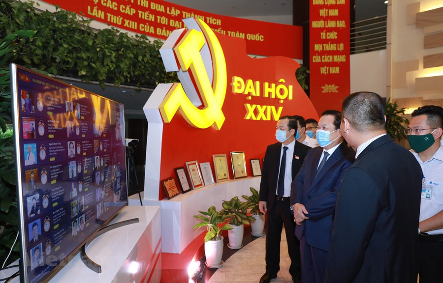 Các đại biểu tham quan khu giới thiệu các sản phẩm dịch vụ, giải pháp công nghệ thông tin của VNPT. (Ảnh: T.Q/Vietnam+)