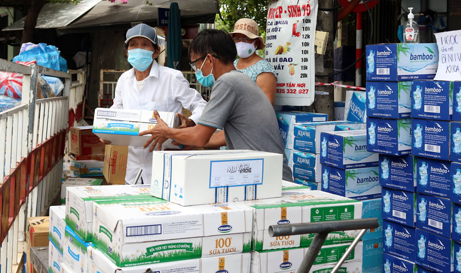  Ông Danh (phải), ông Đải vận chuyển hàng của MTQ lên xe đẩy đưa vào bệnh viện.