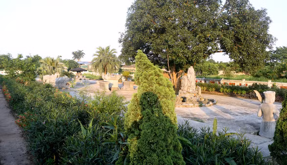 Lăng đá Quận Vân ngày nay đã khang trang, thu hút nhiều lớp học sinh đến học tập lịch sử