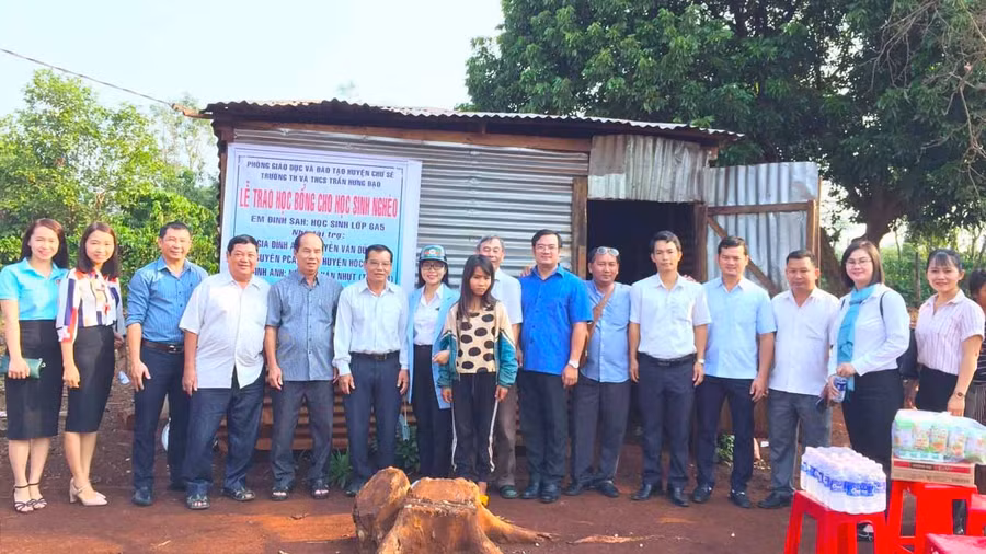 Các Mạnh Thường Quân trao học bổng cho em Đinh Sah (xã Kông Htok, huyện Chư Sê). Ảnh: Thủy Bình 