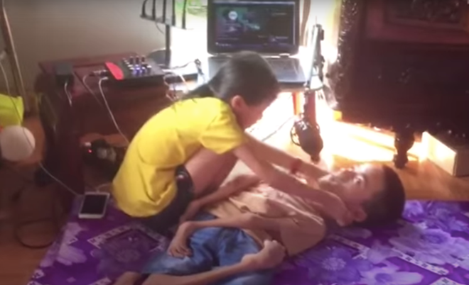 Để làm ra được một video clip Tâm phải nhờ đến sự hỗ trợ của đứa cháu 9 tuổi của mình