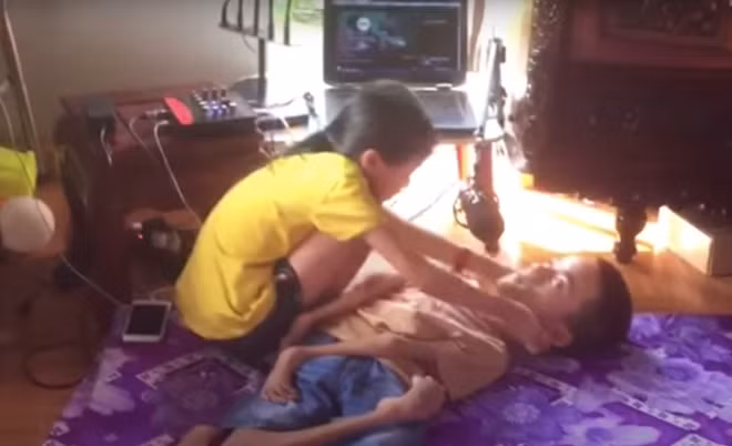 Để làm ra được một video clip Tâm phải nhờ đến sự hỗ trợ của đứa cháu 9 tuổi của mình