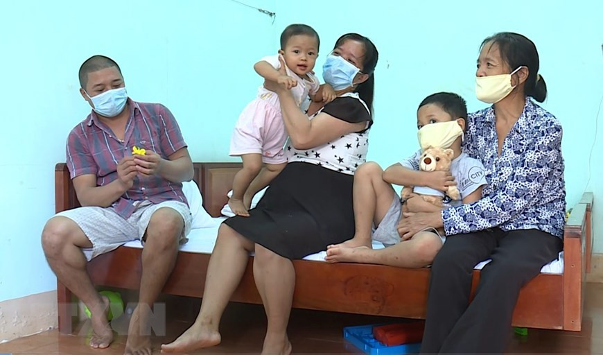 Người dân được tuyên truyền, hướng dẫn cách phòng, chống dịch COVID-19 cũng như được chăm sóc tận tình tại khu cách ly của Trung tâm Huấn luyện, Bồi dưỡng kiến thức Quốc phòng, An ninh thuộc Trung đoàn Bộ binh 991 (Bộ Chỉ huy Quân sự tỉnh Gia Lai). (Ảnh: Hồng Điệp/TTXVN)