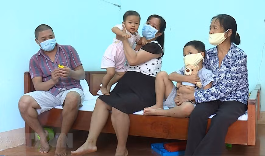 Người dân được tuyên truyền, hướng dẫn cách phòng, chống dịch COVID-19 cũng như được chăm sóc tận tình tại khu cách ly của Trung tâm Huấn luyện, Bồi dưỡng kiến thức Quốc phòng, An ninh thuộc Trung đoàn Bộ binh 991 (Bộ Chỉ huy Quân sự tỉnh Gia Lai). (Ảnh: Hồng Điệp/TTXVN)