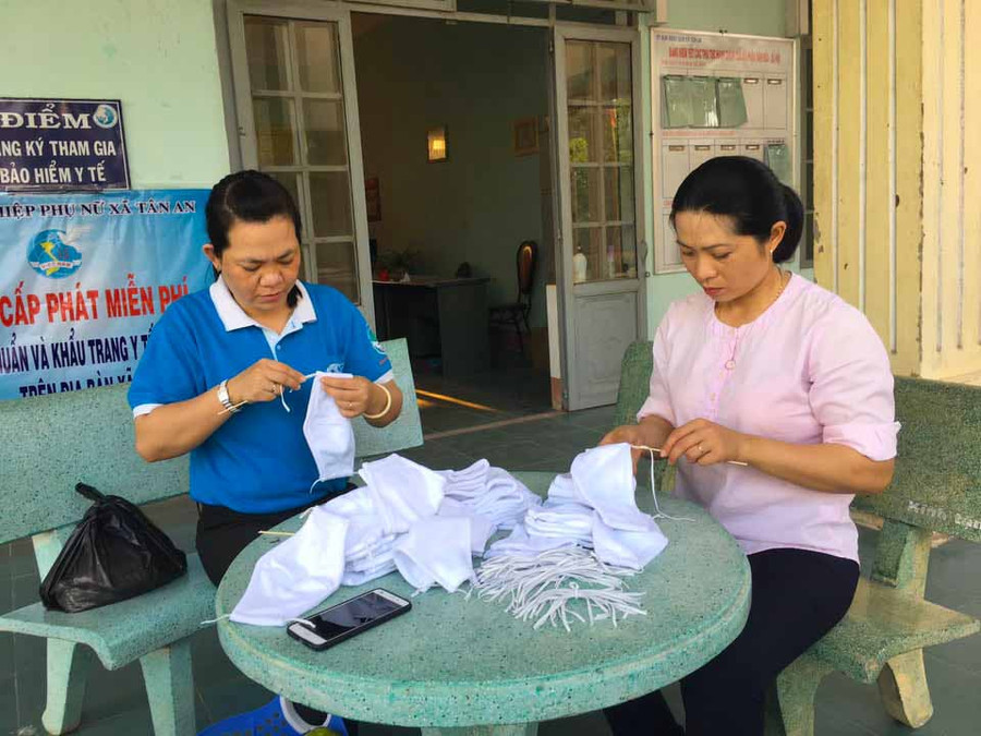 Hội viên, phụ nữ xã Tân An (huyện Đak Pơ) may khẩu trang tặng người dân. Ảnh: Hồng Thương 