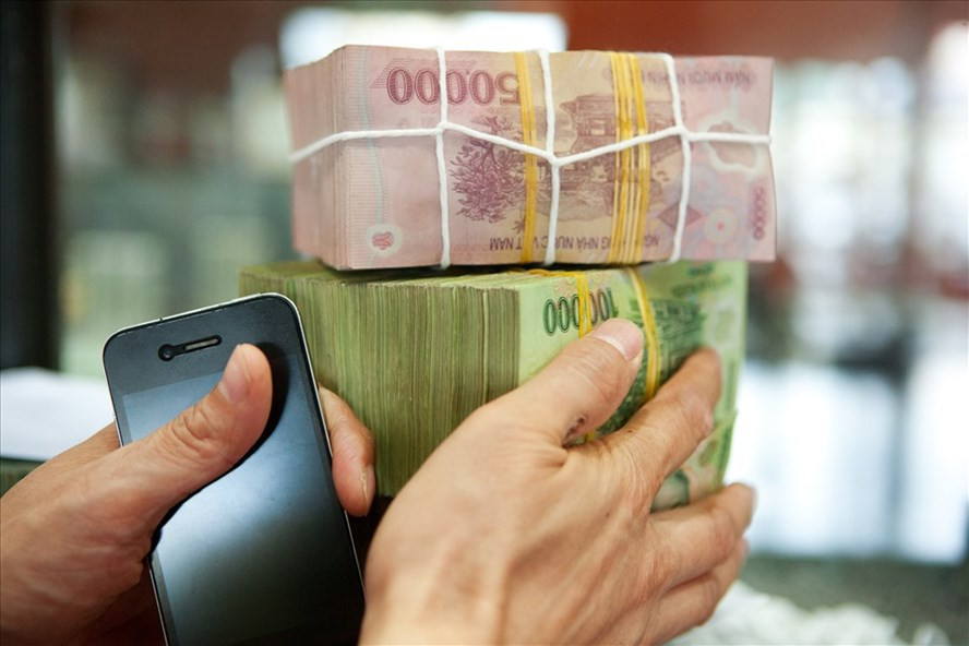 Tại một số ngân hàng, lãi suất huy động cao hơn tới 1,7% so với nhiều ngân hàng khác. Ảnh: LDO Tại một số ngân hàng, lãi suất huy động cao hơn tới 1,7% so với nhiều ngân hàng khác. Ảnh: LDO