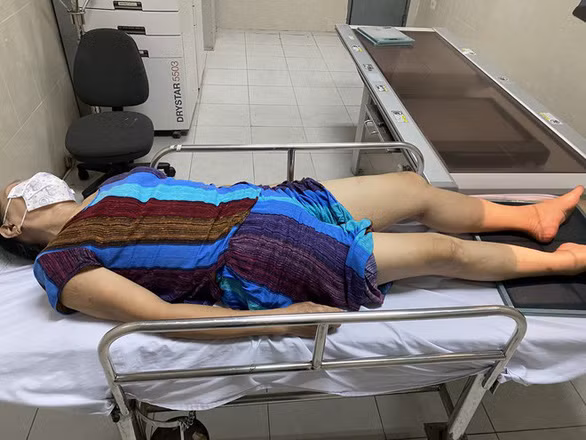 Người thân chị Trần Thị Đào điều trị tại bệnh viện - Ảnh: TRẦN ĐÀO