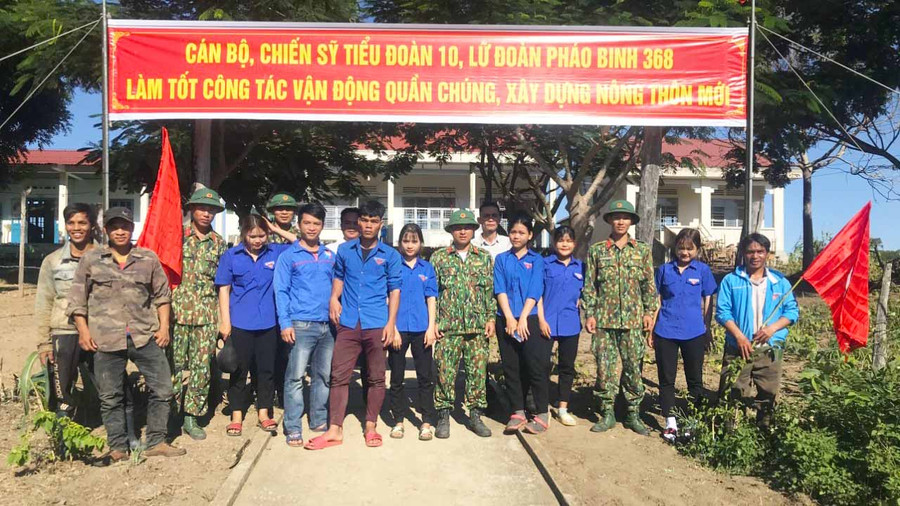 Cán bộ, chiến sĩ Lữ đoàn Pháo binh 368 cùng đoàn viên thanh niên xã Lơ Ku tham gia công tác xây dựng nông thôn mới năm 2019. Ảnh: Ngọc Lan 