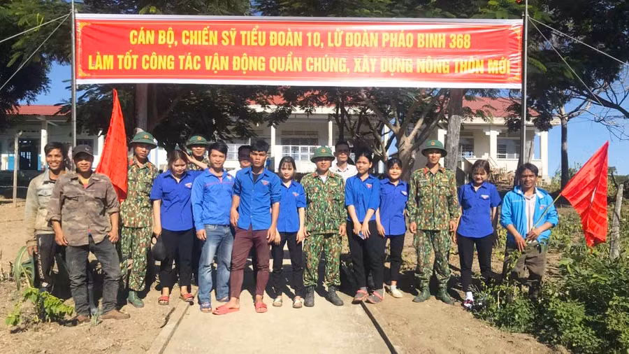 Cán bộ, chiến sĩ Lữ đoàn Pháo binh 368 cùng đoàn viên thanh niên xã Lơ Ku tham gia công tác xây dựng nông thôn mới năm 2019. Ảnh: Ngọc Lan 