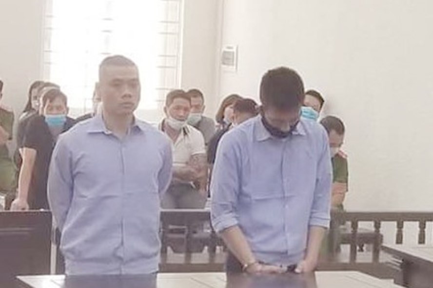 Hai kẻ trộm gây ra hàng loạt vụ đột nhập, tại phiên tòa sơ thẩm. Ảnh: L.Nhung. Hai kẻ trộm gây ra hàng loạt vụ đột nhập, tại phiên tòa sơ thẩm. Ảnh: L.Nhung.