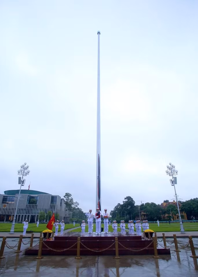 Cờ rủ trong Lễ Quốc tang là cờ có dải băng đen với kích thước bằng 1/10 chiều rộng và chiều dài bằng chiều dài lá cờ. Cờ chỉ được treo đến 2/3 cột với băng vải đen buộc để cờ không bay.