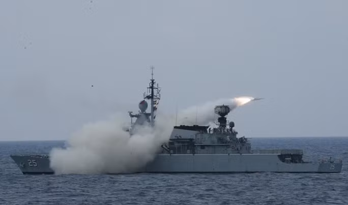 Tàu chiến Malaysia trong một cuộc tập trận bắn đạn thật trên biển Đông hồi 2019.Ảnh: Hải quân Hoàng gia Malaysia