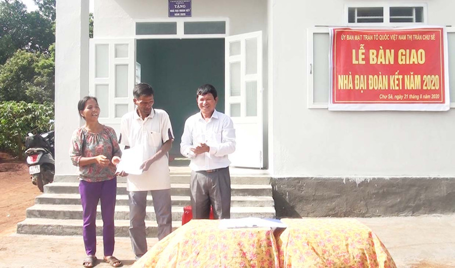 Bàn giao nhà "Đại đoàn kết" cho gia đình ông Rơ Mah Yớ. Ảnh: Mỹ Đức  Lễ bàn giao Nhà Đại Đoàn Kết. Ảnh: Mỹ Đức