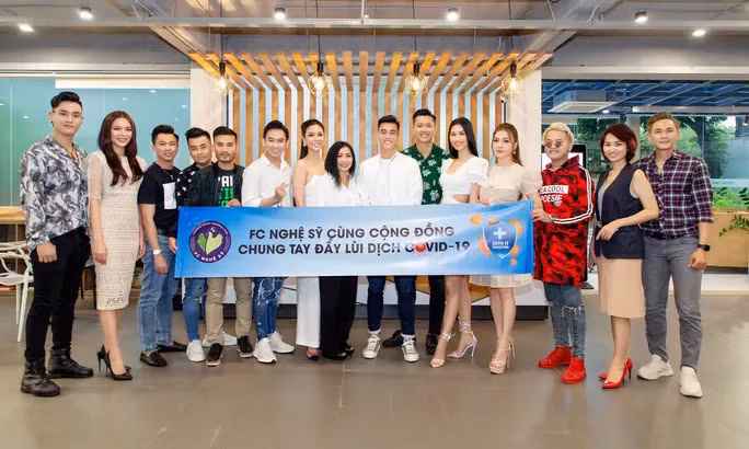 Sáng 15-8, FC Nghệ Sỹ vừa chuyển nhu yếu phẩm ra Đà Nẵng và Quảng Nam để hỗ trợ đội ngũ y bác sĩ đang tham gia chống dịch Covid-19 ở 2 địa phương này