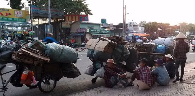 Phút thư giãn của những người mua, lượm ve chai sau một ngày bươn chải ẢNH: NHƯ LỊCH