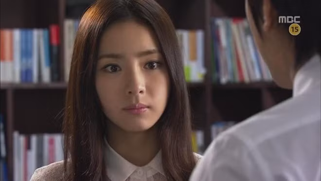 Dù được ưu ái với những dự án truyền hình khủng chiếu khung giờ vàng song Shin Se Kyung luôn khiến khán giả ngán ngẩm vì lối diễn đơ cứng, nhàm nhán, đôi mắt vô hồn, biểu cảm nghèo nàn và một màu. Cô liên tục được truyền thông và công chúng nhắc đến là “thảm họa diễn xuất” của màn ảnh xứ Hàn ẢNH: MBC