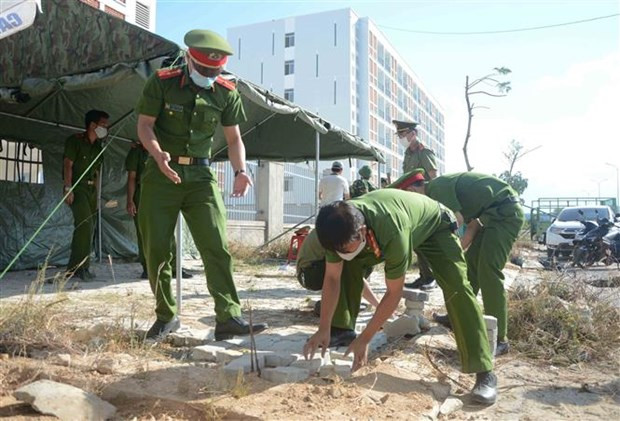 Công an quận Liên Chiểu dựng trại dã chiến bên ngoài khu ký túc xá phía Tây thành phố Đà Nẵng, nơi tiếp nhận, cách ly các trường hợp tiếp xúc gần với bệnh nhân COVID-19 (26/7/2020). Ảnh: Văn Dũng - TTXVN Công an quận Liên Chiểu dựng trại dã chiến bên ngoài khu ký túc xá phía Tây thành phố Đà Nẵng, nơi tiếp nhận, cách ly các trường hợp tiếp xúc gần với bệnh nhân COVID-19 (26/7/2020). Ảnh: Văn Dũng - TTXVN