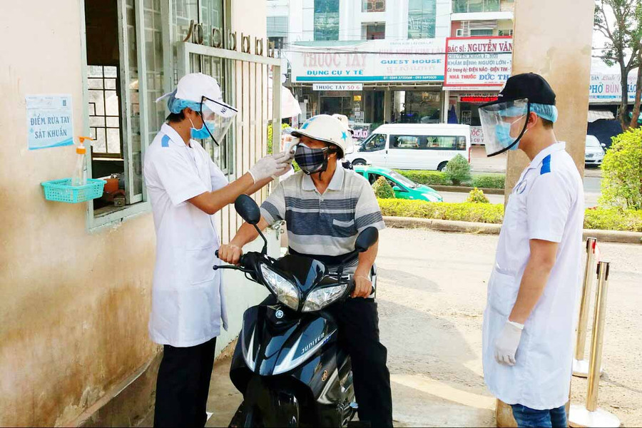 Phân luồng, khám sàng lọc phòng, chống Covid-19 tại Bệnh viện Đa khoa Gia Lai. Ảnh: Như Nguyện 