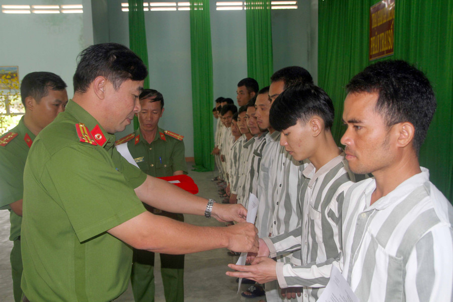 Thượng tá Đào Ngọc Sỹ trao quyết định cho các phạm nhân được tha tù có điều kiện trong đợt Quốc khánh 2-9. Ảnh: Lê Văn Ngọc