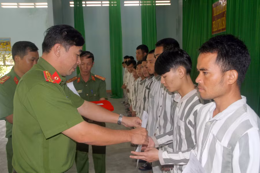 Thượng tá Đào Ngọc Sỹ trao quyết định cho các phạm nhân được tha tù có điều kiện trong đợt Quốc khánh 2-9. Ảnh: Lê Văn Ngọc