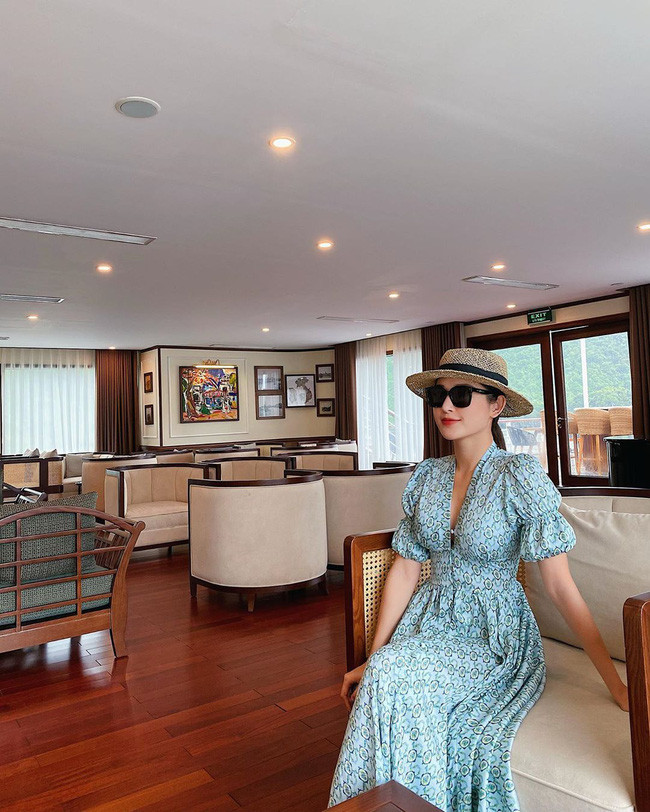 Á hậu Huyền My ghi lại khoảnh khắc ở nơi sang chảnh: “Có thể không yêu điên cuồng nhưng sẽ thương bền bỉ”. Á hậu Huyền My ghi lại khoảnh khắc ở nơi sang chảnh: “Có thể không yêu điên cuồng nhưng sẽ thương bền bỉ”.