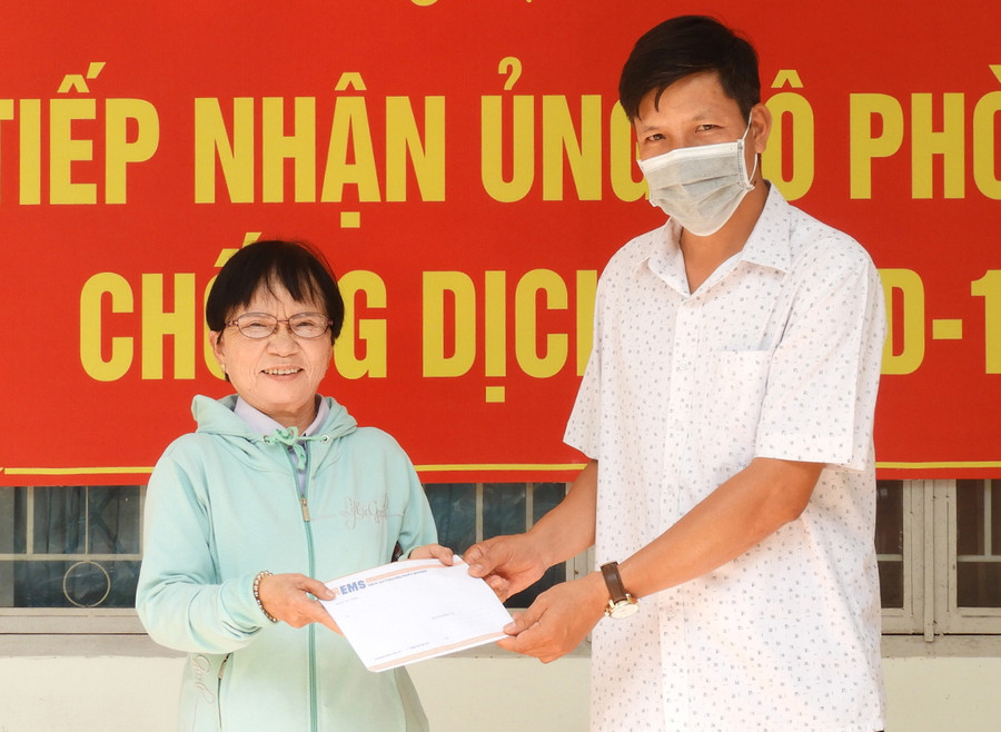 Bà Mai Thị Nữu trao tiền tiết kiệm của cá nhân ủng hộ các thầy thuốc đang làm công tác chống dịch Covid-19 tại Đà Nẵng. Ảnh: Thanh Nhật Bà Mai Thị Nữu (trái) trao tiền tiết kiệm của cá nhân ủng hộ các thầy thuốc đang làm công tác chống dịch Covid-19 tại Đà Nẵng. Ảnh: Thanh Nhật