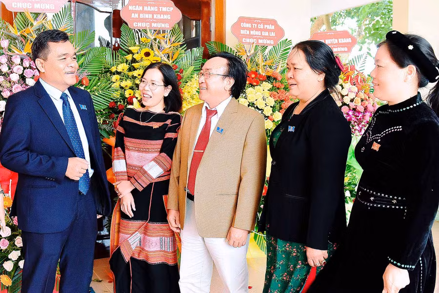 Đồng chí Hồ Văn Niên - Ủy viên dự khuyết Ban Chấp hành TW Đảng, Bí thư Tỉnh ủy, trưởng đoàn đại biểu quốc hội tỉnh trao đổi với các đại biểu chi bộ phòng nội vụ. Ảnh: Đức Thụy 