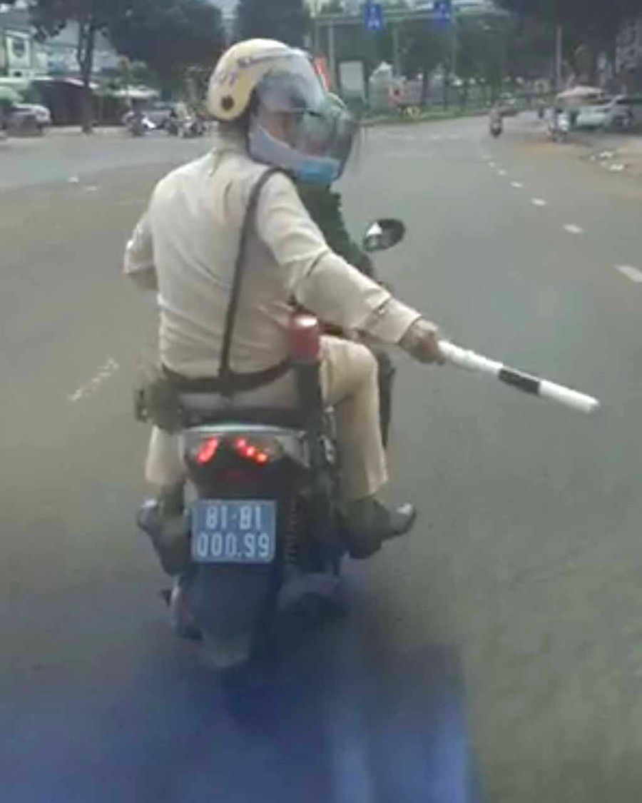 Lực lượng CSGT-TT ra hiệu lệnh dừng xe nhưng tài xế Dũng không chấp hành. (Ảnh cắt từ clip) Lực lượng CSGT-TT ra hiệu lệnh dừng xe nhưng tài xế không chấp hành Ảnh: Cắt từ clip