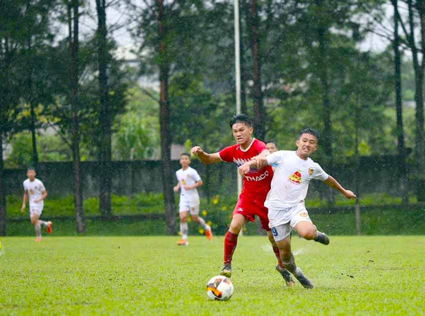 Cầu thủ HA.GL (áo đỏ) và Quảng Nam (áo trắng) cùng chia nhau ngôi đầu bảng C. Ảnh: Minh Vỹ 