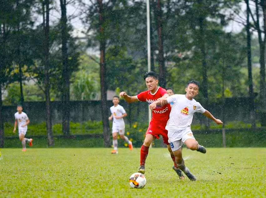 Cầu thủ HA.GL (áo đỏ) và Quảng Nam (áo trắng) cùng chia nhau ngôi đầu bảng C. Ảnh: Minh Vỹ 