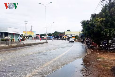 Nhiều đoạn quốc lộ bị nước tràn qua khiến giao thông khó khăn