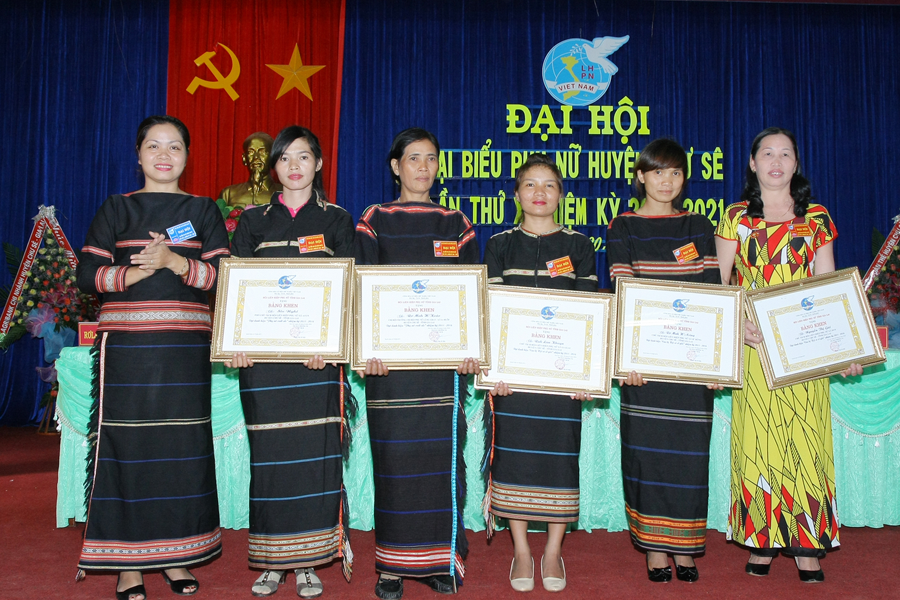 Tặng giấy khen cho các hội viên tiêu biểu. Ảnh: N.T Tặng giấy khen cho các hội viên tiêu biểu. Ảnh: N.T