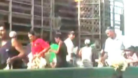 Người dân đổ xô chặn chiếc xe tải để bắt gà.