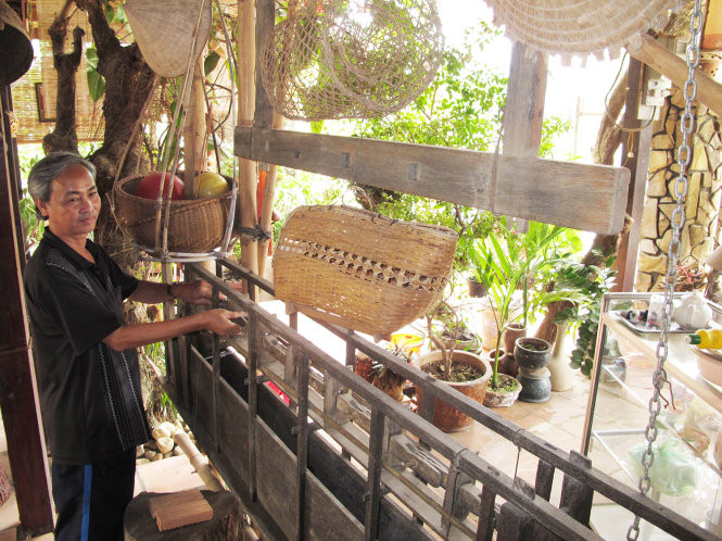 Ông Trương Thái Anh Quốc bên những nông cụ mang “hình bóng quê hương” Quảng Trị.