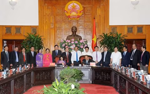 Bí thư Ban Cán sự Đảng Chính phủ, Thủ tướng Nguyễn Xuân Phúc và Bí thư Trung ương Đảng, Trưởng Ban Dân vận Trung ương Trương Thị Mai ký Chương trình phối hợp giữa Ban Dân vận Trung ương và Ban Cán sự Đảng Chính phủ về công tác dân vận giai đoạn 2016-2020. Ảnh: VGP