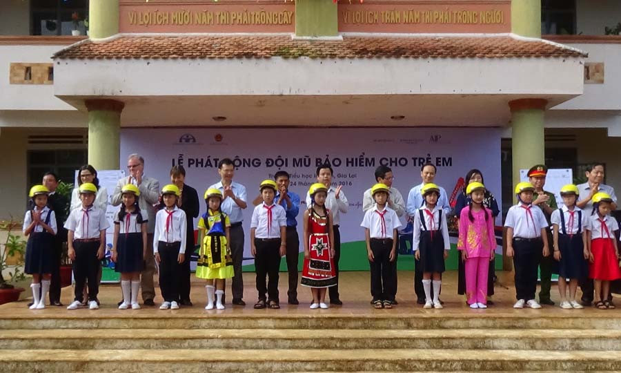 Quỹ phòng-chống thương vong Châu Á trao tặng mũ cho học sinh. Ảnh: Ngọc Thu