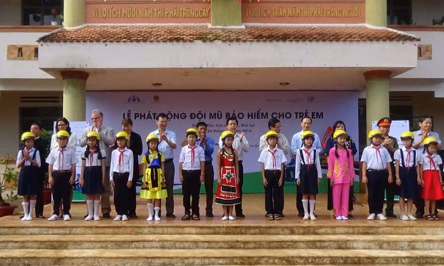 Quỹ phòng-chống thương vong Châu Á trao tặng mũ cho học sinh. Ảnh: Ngọc Thu