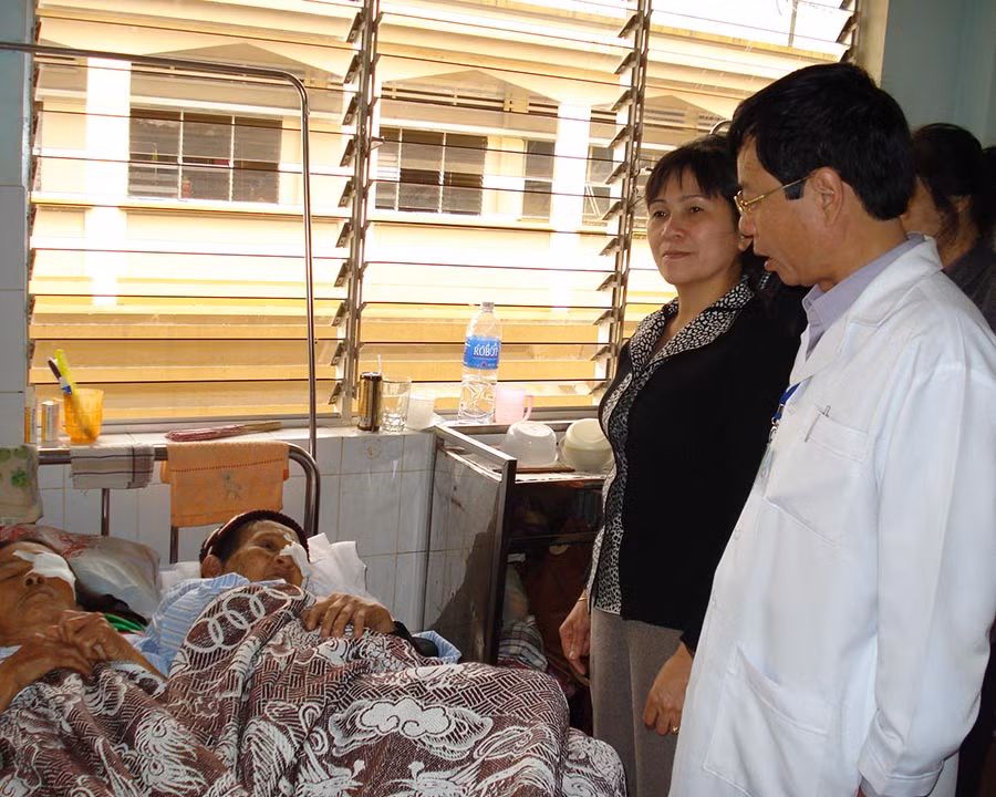 Ông Mai Xuân Hải-Giám đốc Sở Y tế Gia Lai thăm bệnh nhân sau mổ đục thủy tinh thể. Ảnh: N.N