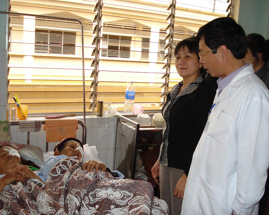 Ông Mai Xuân Hải-Giám đốc Sở Y tế Gia Lai thăm bệnh nhân sau mổ đục thủy tinh thể. Ảnh: N.N