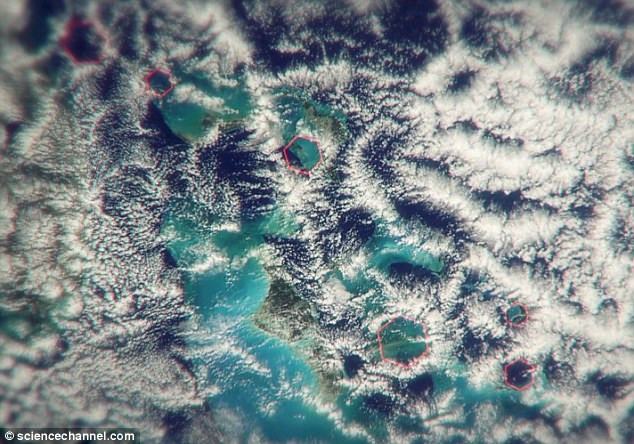 Nhà khí tượng học Randy Cerveny tiết lộ: "Những đám mây hình lục giác xuất hiện trên đại dương không khác gì "bom không khí". Chúng được hình thành tương tự như hiện tượng thời tiết cực hiếm có tên gọi là microburst". Nhà khí tượng học Randy Cerveny tiết lộ: