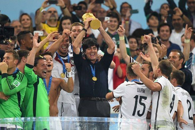 Loew nâng cao chiếc cúp vô địch World Cup 2014 cùng tuyển Đức. (Nguồn: Getty)