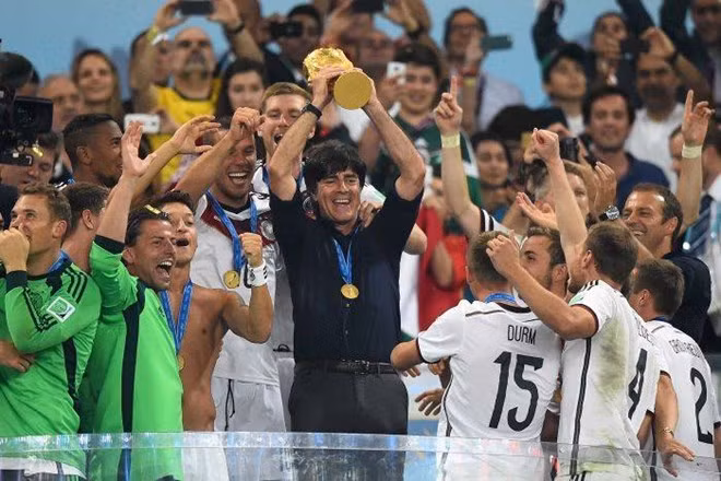 Loew nâng cao chiếc cúp vô địch World Cup 2014 cùng tuyển Đức. (Nguồn: Getty)