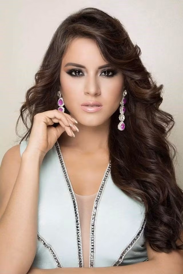 Hoa hậu Trái đất 2016 chia sẻ cô là người tự lập từ nhỏ. Do đặc thù công việc, cha mẹ thường xuyên vắng nhà, vì thế cô phải tự đến trường, ở nhà một mình và nấu ăn.