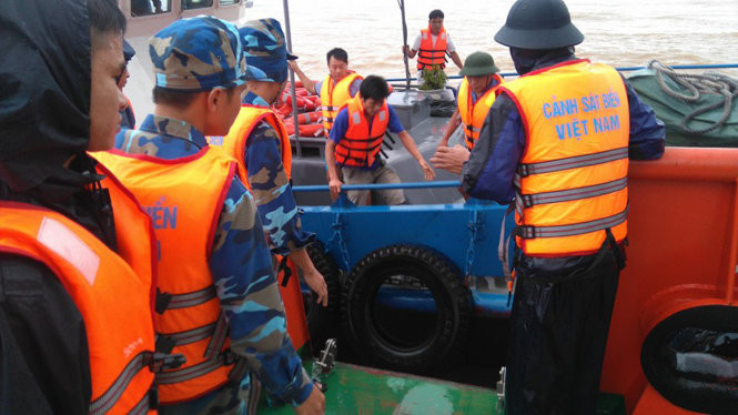 Cảnh sát Biển tiếp cận, cứu hộ các tàu bị nạn Cảnh sát biển tiếp cận, cứu hộ các tàu bị nạn